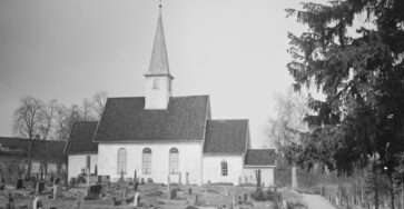 Nesodden kirke i 1920, før vindusbuene ble fjernet og våpenhuset senket. (Foto: Riksantikvaren)