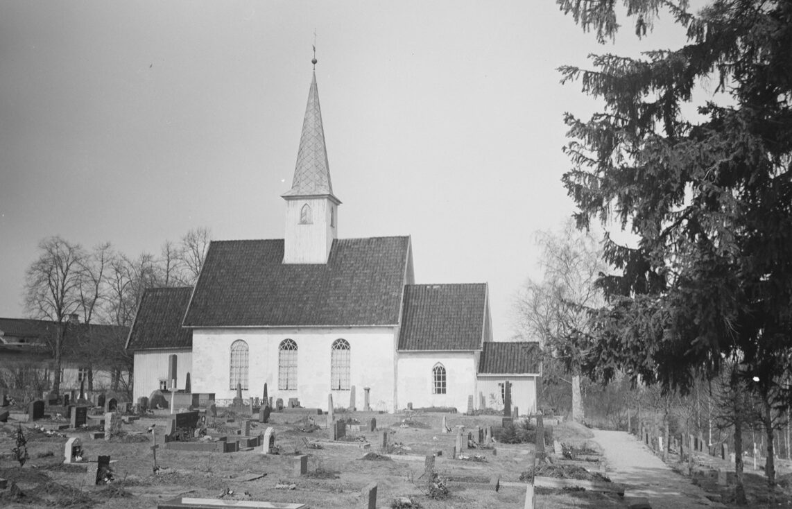 Nesodden kirke i 1920, før vindusbuene ble fjernet og våpenhuset senket. (Foto: Riksantikvaren)