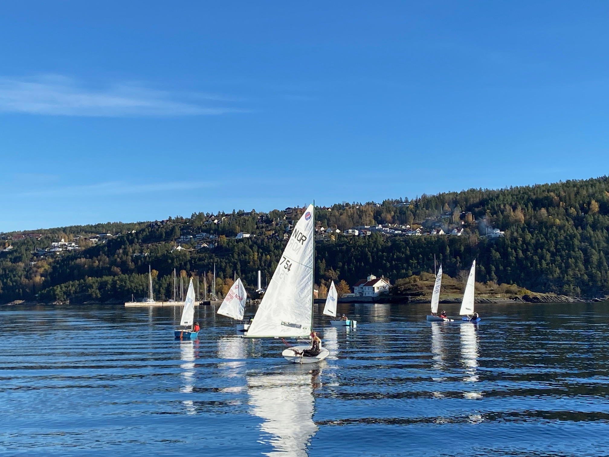 Jolletrening, med Steilene og Nesodden i bakgrunnen. © Foto: Lars Engebretsen / Nesodden Seilforening