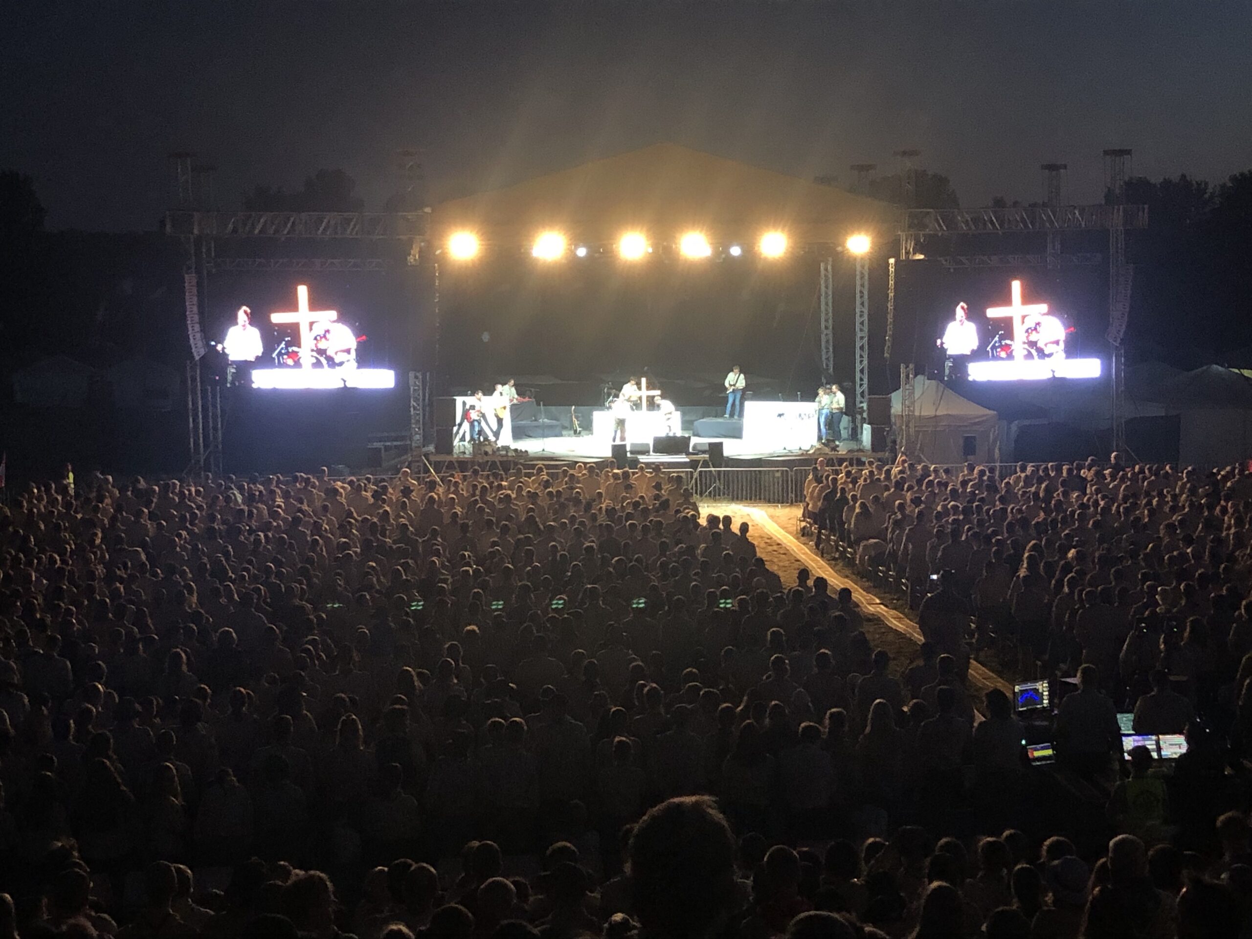 Konsert på en opplyst scene i kveldsmørket